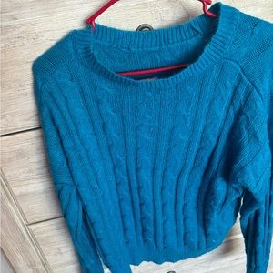 I’m selling this sweater because I think it’ll be prettier on you😇